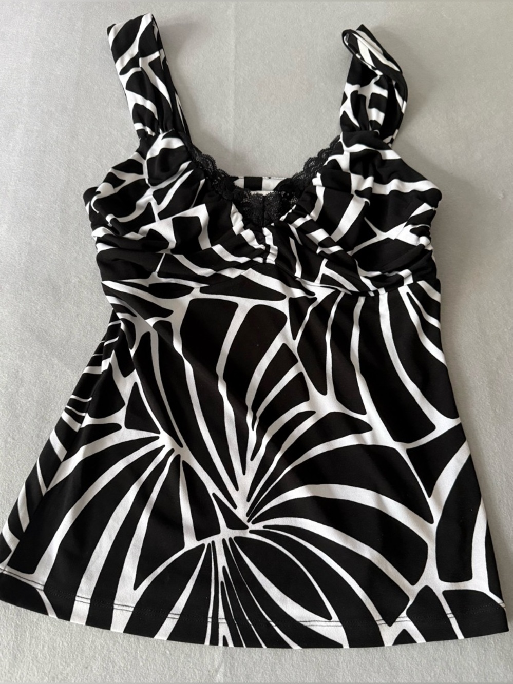 White House Black Market Camisole Black & White Design Lace Neck Women’s XS